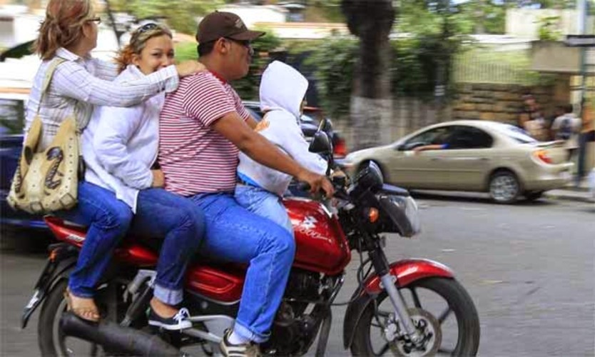 personas en moto