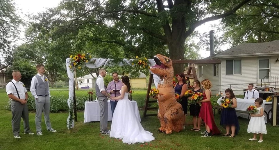 dama-de-honor-vestida-de-t-rex