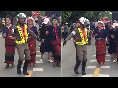 policía bailando