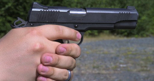 mujer con pistola