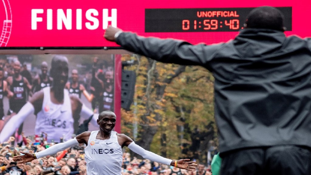 Eliud Kipchoge, primer atleta que destroza el muro de las dos horas en un maratón