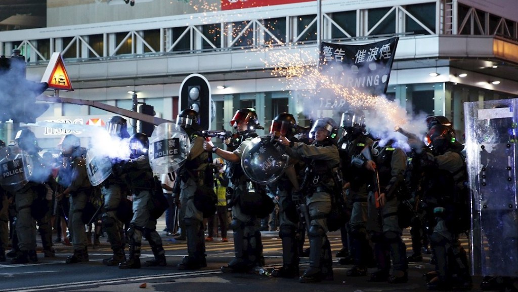 Policía de Hong Kong dispersa a manifestantes con gas lacrimógeno