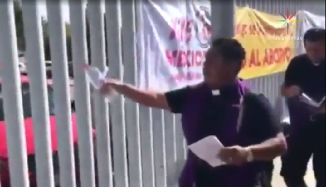 Sacerdote realiza exorcismo contra el aborto en Congreso de Hidalgo