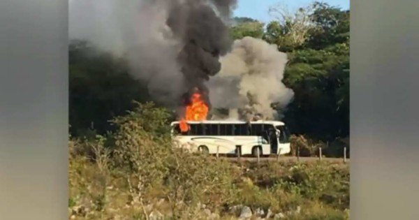 Reportan enfrentamientos y quema de autobuses en Coalcomán, Michoacán