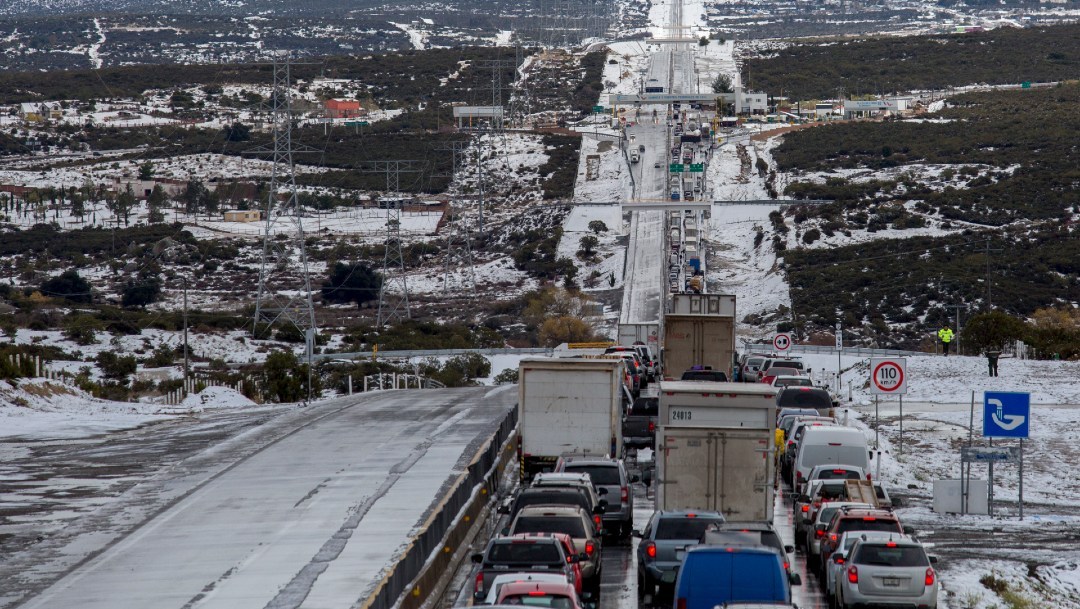 Rescatan a 11 personas varadas por nevada en Baja California