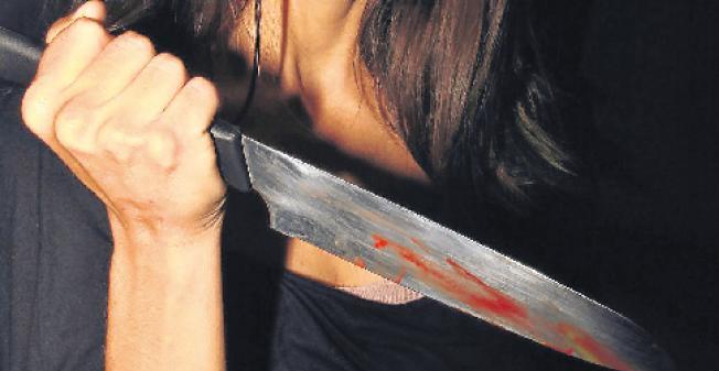 mujer con cuchillo