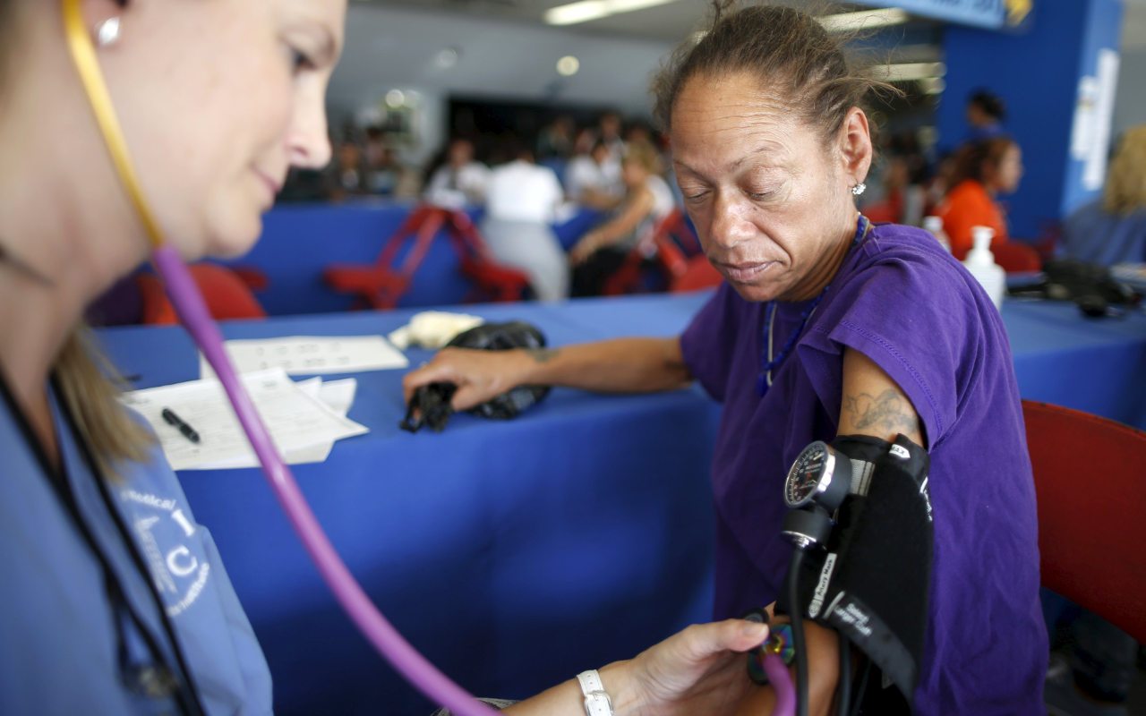 mujer en hospital