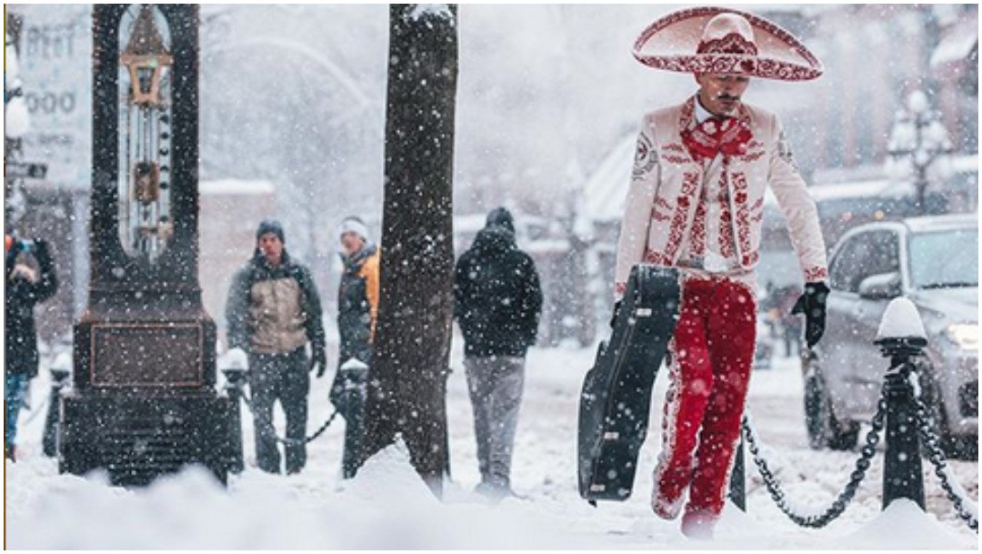 mariachi caminando en la nieve