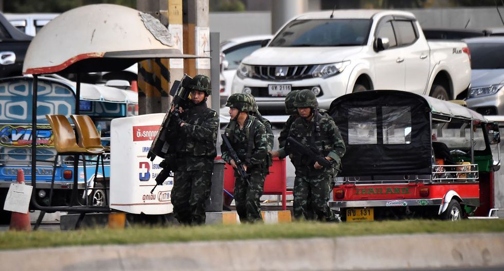 Escondidos en un baño, siguen la matanza en un centro comercial de Tailandia