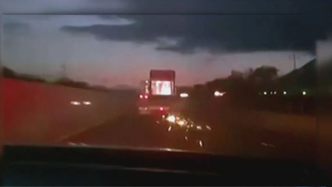 Roba tráiler e impacta varios vehículos en Monclova, Coahuila