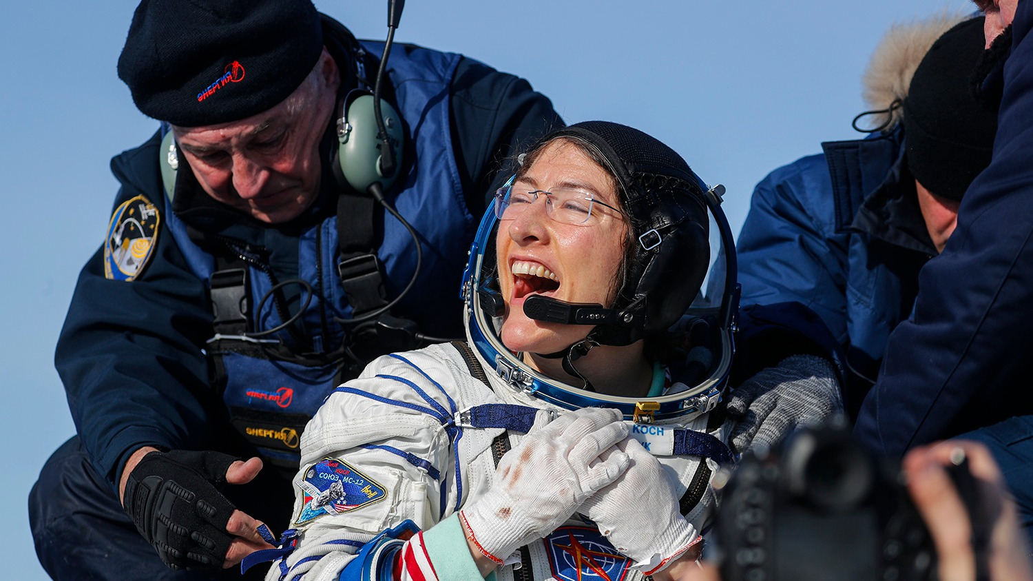 Astronauta estadounidense bate el récord femenino de permanencia en el espacio regresó a la Tierra