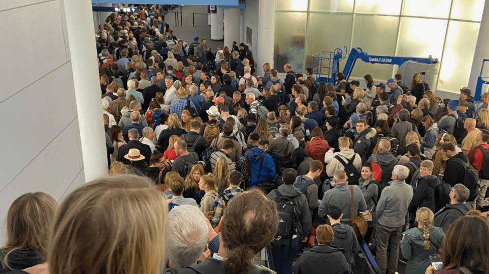 Caos en aeropuertos de EU por pruebas de coronavirus