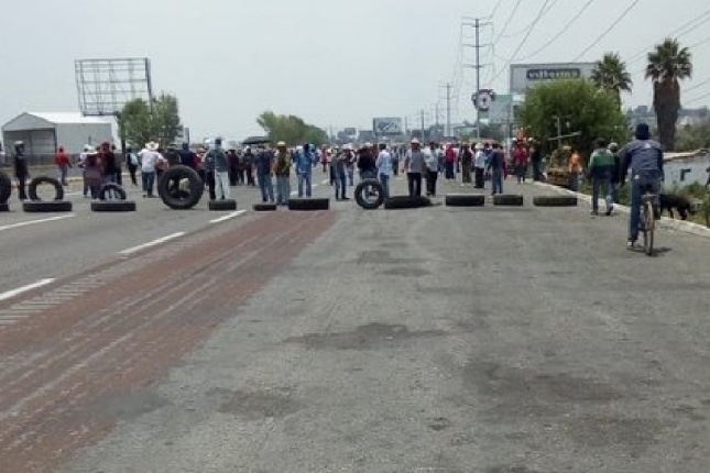 Bloquean pobladores de Coronango la autopista México-Puebla