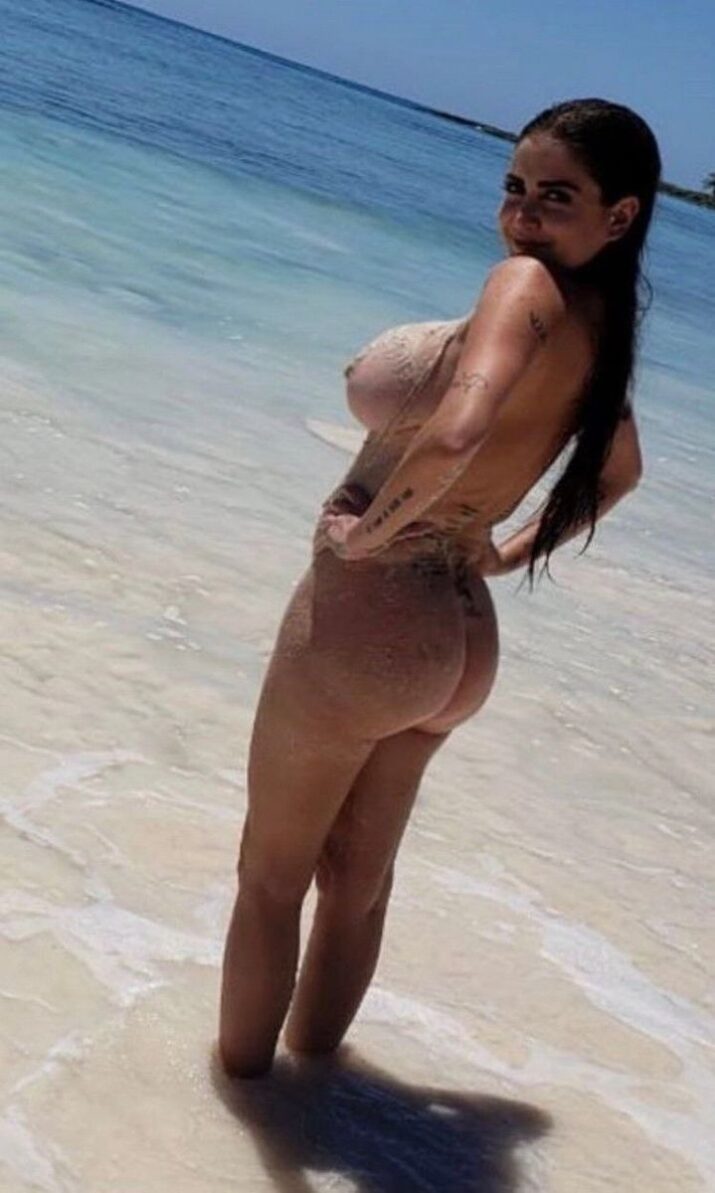 celia lora desnuda en la playa