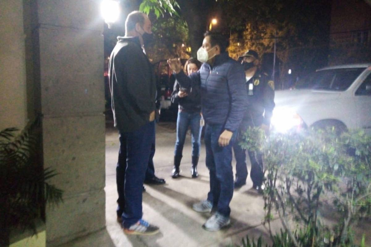 Vecinos aplauden a policías por terminar fiesta clandestina en Polanco