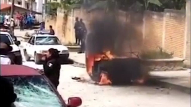 Accidente vehicular provoca riña entre taxistas y policías en Oaxaca