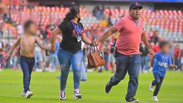 familia corriendo por violencia en futbol mexicano